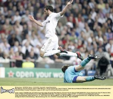 Real Madrid s Gonzalo Higuain against CSKA Moscow s Sergei Chepchugov, Real FC Madrid - ZSKA Moskau  (201203147826)