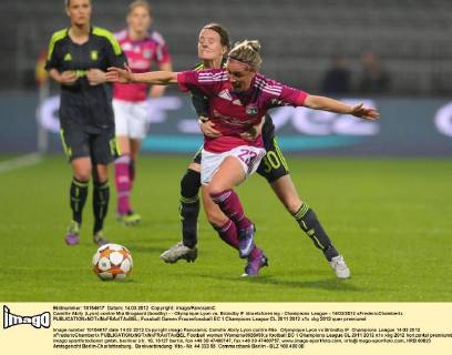 Camille Abily (Lyon) contre Mia Brogaard (bondby) - - Olympique Lyon vs. Bröndby IF Idraetsforening - Champions League - 14 03 2012 xFredericChambertx 
