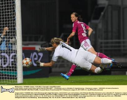 Lotta Schelin (Lyon) contre Stina Lykke Petersen (Bröndby) - - Olympique Lyon vs. Bröndby IF Idraetsforening - Champions League - 14 03 2012 xFredericChambertx 