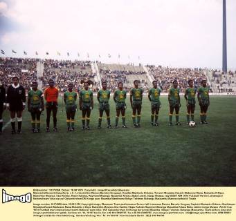 Mannschaftsvorstellung Zaire, v.li.: Linienrichter Ramon Barreto (Uruguay), Kapitän Mantantu Kidumu, Torwart Mwamba Kazadi, Mabwene Mana, Mulamba N Daye, Mukombo Mwanza, Uba Kembo, Etepe Kakoko, Raymond Bwanga, Masamba Kilasu, Boba Lobilo, Ilunga Mwepu