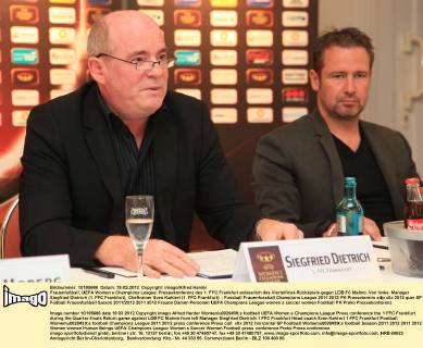 Frauenfußball, UEFA Women s Champions League: Pressekonferenz des 1. FFC Frankfurt anlässlich des Viertelfinal-Rückspiels gegen LDB FC Malmö. Von links: Manager Siegfried Dietrich (1. FFC Frankfurt), Cheftrainer Sven Kahlert (1. FFC Frankfurt).