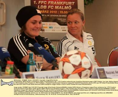 Frauenfußball, UEFA Women s Champions League: Pressekonferenz des 1. FFC Frankfurt anlässlich des Viertelfinal-Rückspiels gegen LDB FC Malmö. Von links: Nadine Angerer (1. FFC Frankfurt), Sara Thunebro (1. FFC Frankfurt).