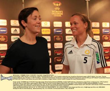 Frauenfußball, UEFA Women s Champions League: Pressekonferenz des 1. FFC Frankfurt anlässlich des Viertelfinal-Rückspiels gegen LDB FC Malmö. Von links: Therese Sjögran (Malmö), Sara Thunebro (1. FFC Frankfurt).