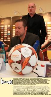 Frauenfußball, UEFA Women s Champions League: Pressekonferenz des 1. FFC Frankfurt anlässlich des Viertelfinal-Rückspiels gegen LDB FC Malmö. Manager Siegfried Dietrich (1. FFC Frankfurt, hinten), Cheftrainer Sven Kahlert (1. FFC Frankfurt).