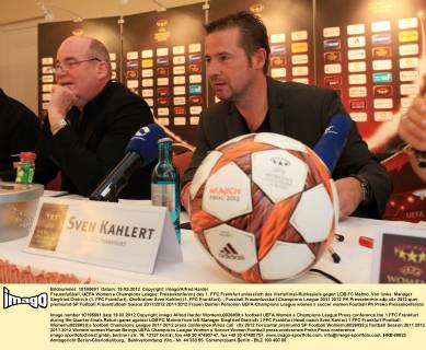 Frauenfußball, UEFA Women s Champions League: Pressekonferenz des 1. FFC Frankfurt anlässlich des Viertelfinal-Rückspiels gegen LDB FC Malmö. Von links: Manager Siegfried Dietrich (1. FFC Frankfurt), Cheftrainer Sven Kahlert (1. FFC Frankfurt).