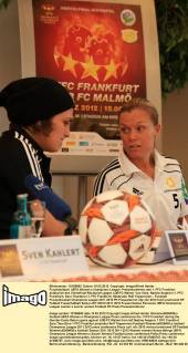 Frauenfußball, UEFA Women s Champions League: Pressekonferenz des 1. FFC Frankfurt anlässlich des Viertelfinal-Rückspiels gegen LDB FC Malmö. Von links: Nadine Angerer (1. FFC Frankfurt), Sara Thunebro (1. FFC Frankfurt), Moderator Rolf Töpperwien.