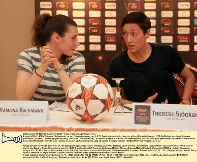 Frauenfußball, UEFA Women s Champions League: Pressekonferenz des 1. FFC Frankfurt anlässlich des Viertelfinal-Rückspiels gegen LDB FC Malmö. Von links: Ramona Bachmann (Malmö), Therese Sjögran (Malmö).