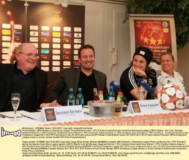 Frauenfußball, UEFA Women s Champions League: Pressekonferenz des 1. FFC Frankfurt anlässlich des Viertelfinal-Rückspiels gegen LDB FC Malmö. Von links: Manager Siegfried Dietrich (1. FFC Frankfurt), Cheftrainer Sven Kahlert (1. FFC Frankfurt), Nadine Angerer (1. FFC Frankfurt), Sara Thunebro (1. FFC Frankfurt).