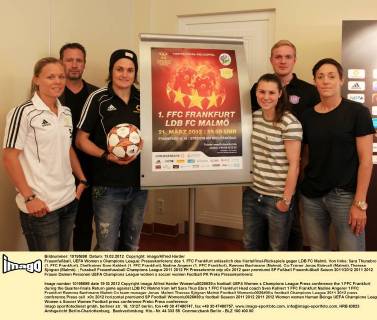Frauenfußball, UEFA Women s Champions League: Pressekonferenz des 1. FFC Frankfurt anlässlich des Viertelfinal-Rückspiels gegen LDB FC Malmö. Von links: Sara Thunebro (1. FFC Frankfurt), Cheftrainer Sven Kahlert (1. FFC Frankfurt), Nadine Angerer (1. FFC Frankfurt), Ramona Bachmann (Malmö), Co-Trainer Jonas Eidevall (Malmö), Therese Sjögran (Malmö).