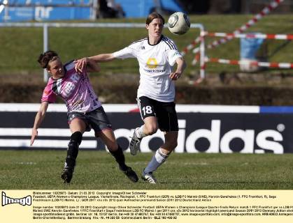 Fussball, UEFA Women s Champions League, Viertelfinale, Rückspiel, 1. FFC Frankfurt (GER) vs. LDB FC Malmö (SWE), Kerstin Garefrekes (1. FFC Frankfurt, R), Saga Fredriksson (LDB FC Malmö, L)
