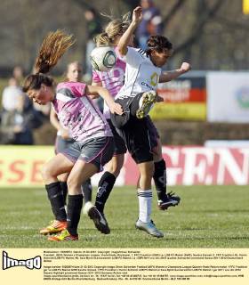 Fussball, UEFA Women s Champions League, Viertelfinale, Rückspiel, 1. FFC Frankfurt (GER) vs. LDB FC Malmö (SWE), Sandra Smisek (1. FFC Frankfurt, R), Katrin Schmidt (LDB FC Malmö, M), Sara Bjork Gunnarsdottir (LDB FC Malmö, L)