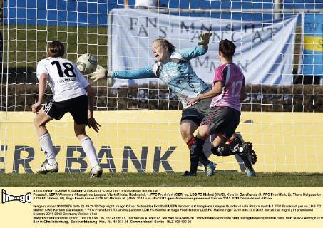 Fussball, UEFA Women s Champions League, Viertelfinale, Rückspiel, 1. FFC Frankfurt (GER) vs. LDB FC Malmö (SWE), Kerstin Garefrekes (1. FFC Frankfurt, L), Thora Helgadottir (LDB FC Malmö, M), Saga Fredriksson (LDB FC Malmö, R)