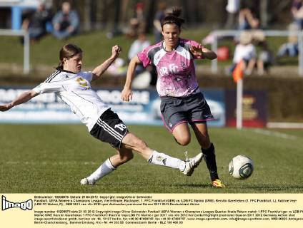 Fussball, UEFA Women s Champions League, Viertelfinale, Rückspiel, 1. FFC Frankfurt (GER) vs. LDB FC Malmö (SWE), Kerstin Garefrekes (1. FFC Frankfurt, L), Katrine Veje (LDB FC Malmö, R)