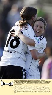 Fussball, UEFA Women s Champions League, Viertelfinale, Rückspiel, 1. FFC Frankfurt (GER) vs. LDB FC Malmö (SWE), Jubel bei Kerstin Garefrekes (1. FFC Frankfurt, L), Svenja Huth (1. FFC Frankfurt, R)