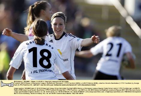 Fussball, UEFA Women s Champions League, Viertelfinale, Rückspiel, 1. FFC Frankfurt (GER) vs. LDB FC Malmö (SWE), Jubel bei Kerstin Garefrekes (1. FFC Frankfurt, L), Svenja Huth (1. FFC Frankfurt, R)