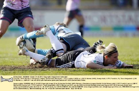 Fussball, UEFA Women s Champions League, Viertelfinale, Rückspiel, 1. FFC Frankfurt (GER) vs. LDB FC Malmö (SWE), Svenja Huth (1. FFC Frankfurt, R), Thora Helgadottir (LDB FC Malmö, L)