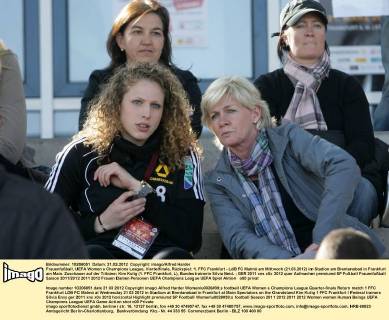 Frauenfußball, UEFA Women s Champions League, Viertelfinale, Rückspiel: 1. FFC Frankfurt - LdB FC Malmö am Mittwoch (21.03.2012) im Stadion am Brentanobad in Frankfurt am Main. Zuschauer auf der Tribüne: Kim Kulig (1. FFC Frankfurt, L), Bundestrainerin Silvia Neid.