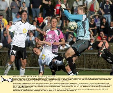Frauenfußball, UEFA Women s Champions League, Viertelfinale, Rückspiel: 1. FFC Frankfurt - LdB FC Malmö am Mittwoch (21.03.2012) im Stadion am Brentanobad in Frankfurt am Main. Svenja Huth (1. FFC Frankfurt) scheitert an Torfrau Thora Helgadottir (LdB FC Malmö).