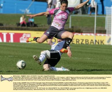 Frauenfußball, UEFA Women s Champions League, Viertelfinale, Rückspiel: 1. FFC Frankfurt - LdB FC Malmö am Mittwoch (21.03.2012) im Stadion am Brentanobad in Frankfurt am Main. Sara Björk Gunnarsdottir (LdB FC Malmö) springt über Melanie Behringer (1. FFC Frankfurt).