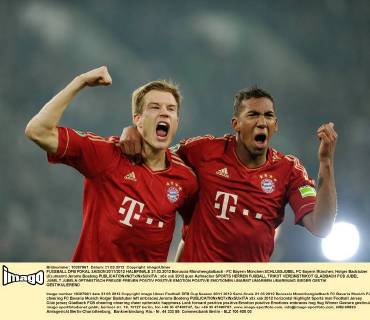 FUSSBALL DFB POKAL SAISON 2011 2012 HALBFINALE 21.03.2012 Borussia Mönchengladbach - FC Bayern München SCHLUSSJUBEL FC Bayern München; Holger Badstuber (li) umarmt Jerome Boateng 