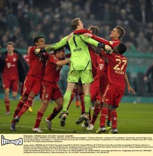 21.03.2012, Fussball DFB-Pokal 2011 2012, Halbfinale, Borussia Mönchengladbach - FC Bayern München, im Borussia Park Gladbach. Frenetischer Jubel der Bayern mit Torwart Manuel Neuer (mitte, Bayern).