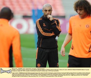 Football - Champions league. Chelsea training at Benfica Stadium Roberto di Matteo (Chelsea Manager) wathces his team. 26 03 2012 