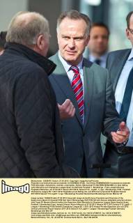Präsident und Aufsichtsratsvorsitzender Uli HOENESS (FCB) , Karl-Heinz RUMMENIGGE (Vorstandsvorsitzender FCB AG),reden, diskutieren, streiten, unterhalten, Aktion, Mannschaft FC BAYERN MÜNCHEN vor dem Abflug nach Marseille zum Champions League Spiel Viertelfinale Fussball 1. Bundesliga , Franz-Joseph-Strauss Flughafen München, am 27.03.2011 Saison 2011 2012, Saison1112 , Liga01, 1.Liga, 1.Bundesliga, FCB