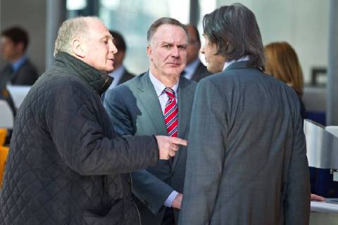 Präsident und Aufsichtsratsvorsitzender Uli HOENESS (FCB) , Karl-Heinz RUMMENIGGE, Mannschaftsarzt Dr. Hans-Wilhelm Müller-Wohlfahrt (Vorstandsvorsitzender FCB AG),reden, diskutieren, streiten, unterhalten, Aktion, Mannschaft FC BAYERN MÜNCHEN vor dem Abflug nach Marseille zum Champions League Spiel Viertelfinale Fussball 1. Bundesliga , Franz-Joseph-Strauss Flughafen München, am 27.03.2011 Saison 2011 2012, Saison1112 , Liga01, 1.Liga, 1.Bundesliga, FCB
