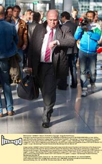 Präsident und Aufsichtsratsvorsitzender Uli HOENESS (FCB) Mannschaft FC BAYERN MÜNCHEN vor dem Abflug nach Marseille zum Champions League Spiel Viertelfinale Fussball 1. Bundesliga , Franz-Joseph-Strauss Flughafen München, am 27.03.2011 Saison 2011 2012, Saison1112 , Liga01, 1.Liga, 1.Bundesliga, FCB