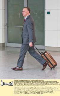 Karl-Heinz RUMMENIGGE (Vorstandsvorsitzender FCB AG) Mannschaft FC BAYERN MÜNCHEN vor dem Abflug nach Marseille zum Champions League Spiel Viertelfinale Fussball 1. Bundesliga , Franz-Joseph-Strauss Flughafen München, am 27.03.2011 Saison 2011 2012, Saison1112 , Liga01, 1.Liga, 1.Bundesliga, FCB