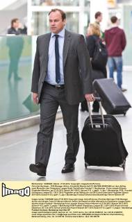 Christian Nerlinger , FCB Manager Aktion, Einzelbild Mannschaft FC BAYERN MÜNCHEN vor dem Abflug nach Marseille zum Champions League Spiel Viertelfinale Fussball 1. Bundesliga , Franz-Joseph-Strauss Flughafen München, am 27.03.2011 Saison 2011 2012, Saison1112 , Liga01, 1.Liga, 1.Bundesliga, FCB
