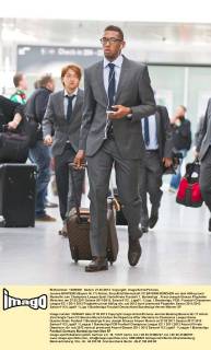 Jerome BOATENG (Bayern Nr.17) Aktion, Einzelbild Mannschaft FC BAYERN MÜNCHEN vor dem Abflug nach Marseille zum Champions League Spiel Viertelfinale Fussball 1. Bundesliga , Franz-Joseph-Strauss Flughafen München, am 27.03.2011 Saison 2011 2012, Saison1112 , Liga01, 1.Liga, 1.Bundesliga, FCB