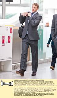 Manuel NEUER, FC Nr.1 Aktion, Einzelbild Mannschaft FC BAYERN MÜNCHEN vor dem Abflug nach Marseille zum Champions League Spiel Viertelfinale Fussball 1. Bundesliga , Franz-Joseph-Strauss Flughafen München, am 27.03.2011 Saison 2011 2012, Saison1112 , Liga01, 1.Liga, 1.Bundesliga, FCB
