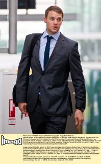 Manuel NEUER, FC Nr.1 Aktion, Einzelbild Mannschaft FC BAYERN MÜNCHEN vor dem Abflug nach Marseille zum Champions League Spiel Viertelfinale Fussball 1. Bundesliga , Franz-Joseph-Strauss Flughafen München, am 27.03.2011 Saison 2011 2012, Saison1112 , Liga01, 1.Liga, 1.Bundesliga, FCB