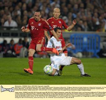 28.03.2012, Fussball Championsleague 2011 2012, Viertelfinale Hinspiel, Olympique de Marseille - FC Bayern München im Stade Velodrome in Marseille Frankreich. v.li: Franck Ribery (München), Jeremy Morel (marseille), Arjen Robben (München).