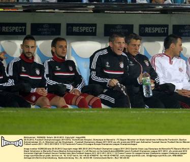 28.03.2012, Fussball Championsleague 2011 2012, Viertelfinale Hinspiel, Olympique de Marseille - FC Bayern München im Stade Velodrome in Marseille Frankreich. Bastian Schweinsteiger (3.v.li, München) auf der Ersatzbank.