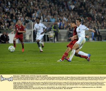 28.03.2012, Fussball Championsleague 2011 2012, Viertelfinale Hinspiel, Olympique de Marseille - FC Bayern München im Stade Velodrome in Marseille Frankreich. Mario Gomez (2.v.re, München) erzielt das Führungstor zum 1.0 , Cesar Azpilicueta (Marseille, re) kann nichts machen.