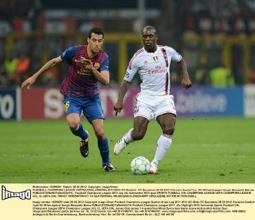 FUSSBALL CHAMPIONS LEAGUE VIERTELFINAL-HINSPIEL 2011 2012 AC Mailand - FC Barcelona 28.03.2012 Clarence Seedorf (re, AC Mailand) gegen Sergio Busquets (Barca) 
