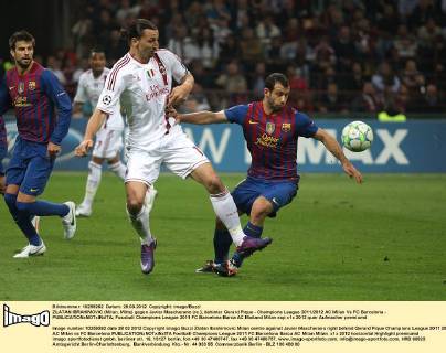 ZLATAN IBRAHIMOVIC (Milan, Mitte) gegen Javier Mascherano (re.), dahinter Gerard Pique - Champions League 2011 2012 AC Milan Vs FC Barcelona -