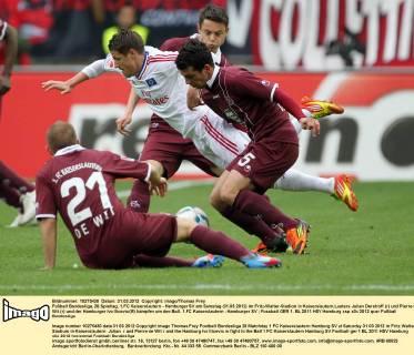 Fußball Bundesliga, 28.Spieltag, 1.FC Kaiserslautern - Hamburger SV am Samstag (31.03.2012) im Fritz-Walter-Stadion in Kaiserslautern.Lauters Julian Derstroff (r) und Pierre de Wit (r) und der Hamburger Ivo Ilicevic(M) kämpfen um den Ball. 1.FC Kaiserslautern - Hamburger SV