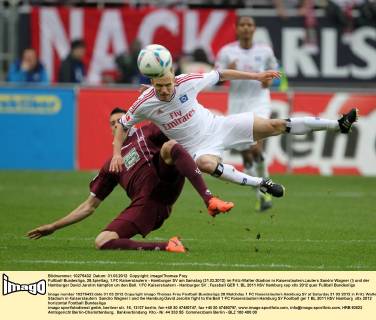 Fußball Bundesliga, 28.Spieltag, 1.FC Kaiserslautern - Hamburger SV am Samstag (31.03.2012) im Fritz-Walter-Stadion in Kaiserslautern.Lauters Sandro Wagner (l) und der Hamburger David Jarolim kämpfen um den Ball. 1.FC Kaiserslautern - Hamburger SV