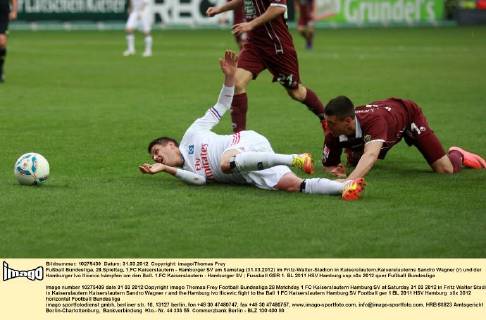 Fußball Bundesliga, 28.Spieltag, 1.FC Kaiserslautern - Hamburger SV am Samstag (31.03.2012) im Fritz-Walter-Stadion in Kaiserslautern.Kaiserslauterns Sandro Wagner (r) und der Hamburger Ivo Ilicevic kämpfen um den Ball. 1.FC Kaiserslautern - Hamburger SV