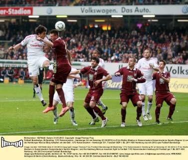 Fußball Bundesliga, 28.Spieltag, 1.FC Kaiserslautern - Hamburger SV am Samstag (31.03.2012) im Fritz-Walter-Stadion in Kaiserslautern.Kaiserslauterns Sandro Wagner (r) und der Hamburger Marcus Berg kämpfen um den Ball. 1.FC Kaiserslautern - Hamburger SV
