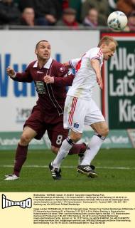 Fußball Bundesliga, 28.Spieltag, 1.FC Kaiserslautern - Hamburger SV am Samstag (31.03.2012) im Fritz-Walter-Stadion in Kaiserslautern.Kaiserslauterns Christian Tiffert (l) und der Hamburger David Jarolim kämpfen um den Ball. 1.FC Kaiserslautern - Hamburger SV