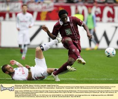 Fußball Bundesliga, 28.Spieltag, 1.FC Kaiserslautern - Hamburger SV am Samstag (31.03.2012) im Fritz-Walter-Stadion in Kaiserslautern.Kaiserslauterns Rodnei (r) und der Hamburger Mladen Petric kämpfen um den Ball. 1.FC Kaiserslautern - Hamburger SV