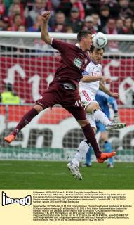Fußball Bundesliga, 28.Spieltag, 1.FC Kaiserslautern - Hamburger SV am Samstag (31.03.2012) im Fritz-Walter-Stadion in Kaiserslautern.Der Hamburger Heiko Westernmann (r) und Lauterns Sandro Wagner kämpfen um den Ball. 1.FC Kaiserslautern - Hamburger SV