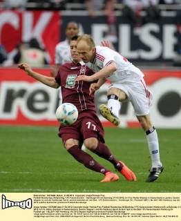 Fußball Bundesliga, 28.Spieltag, 1.FC Kaiserslautern - Hamburger SV am Samstag (31.03.2012) im Fritz-Walter-Stadion in Kaiserslautern.Lauters Sandro Wagner (l) und der Hamburger David Jarolim kämpfen um den Ball. 1.FC Kaiserslautern - Hamburger SV