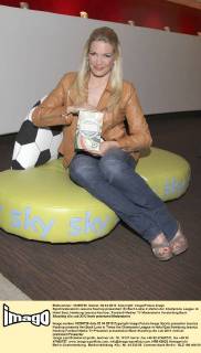 Sportmoderatorin Jessica Kastrop präsentiert ihr Buch Liebe in Zeiten der Champions League im Hotel East, Hamburg Jessica Kastrop