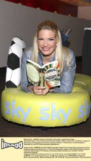Sportmoderatorin Jessica Kastrop präsentiert ihr Buch Liebe in Zeiten der Champions League im Hotel East, Hamburg Jessica Kastrop