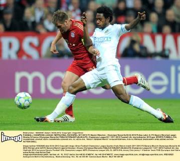 FUSSBALL CHAMPIONS LEAGUE VIERTELFINAL RÜCKSPIEL 2011 2012 FC Bayern München - Olympique Marseille 03.04.2012 Philipp Lahm (li, FC Bayern München) gegen Nicolas N Koulou (Olympique Marseille) 